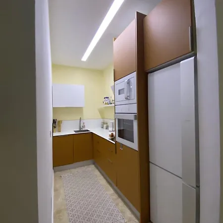 The Glow Apartment, Lalzi Bay アパート ドゥラス