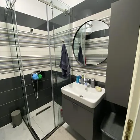 The Glow Apartment, Lalzi Bay アパート ドゥラス